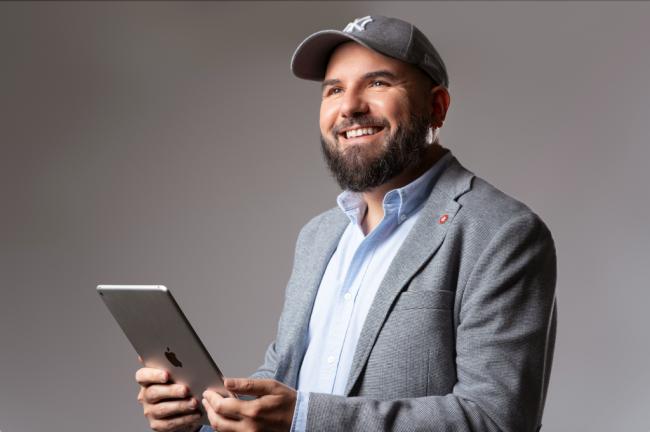 El periodista y divulgador almeriense Manuel Moreno, doble finalista en los Premios de Internet 2025