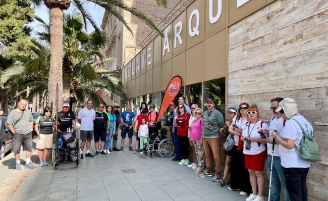 Marcha inclusiva explora la historia de los barrios de la Alcazaba