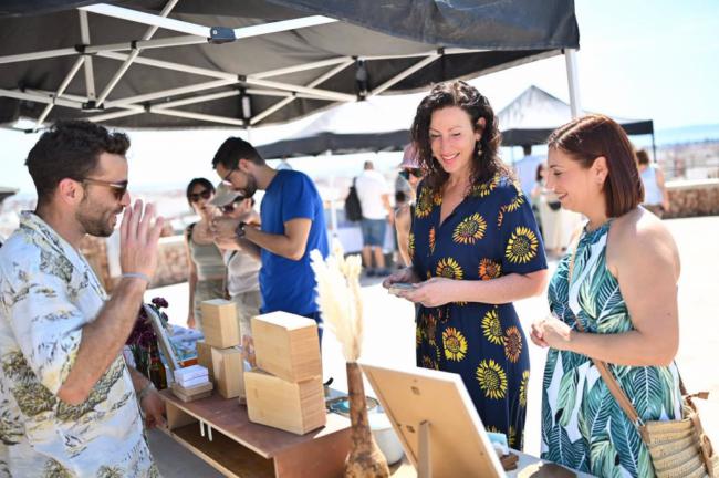 La alcaldesa visita 'Sunny Market', que reúne marcas 'made in Almería'
