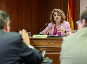 Montero asegura que los préstamos a Air Europa y Plus Ultra son legales