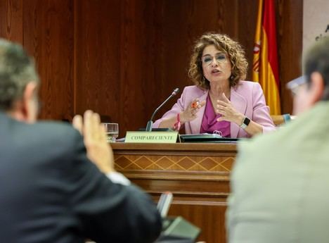 Montero asegura que los préstamos a Air Europa y Plus Ultra son legales