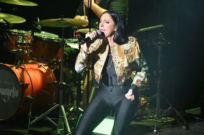 María Peláe muestra su potencial en el escenario con un concierto vibrante donde presentó ‘El Evangelio’