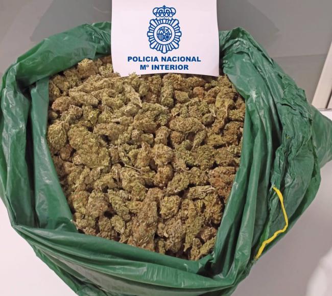 Cuatro detenidos con 2,5 kilos de marihuana en el coche tras intentar huir de la Policía