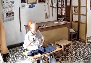 Sastre de 94 años sigue cosiendo a mano en Berja