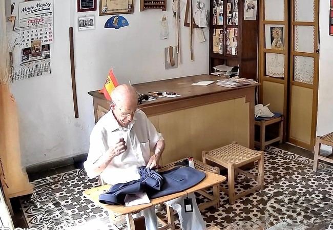 Sastre de 94 años sigue cosiendo a mano en Berja