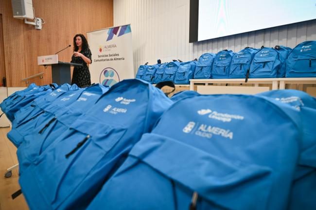Ayuntamiento y Fundación Unicaja entregan 420 kits de material escolar a familias en situación de vulneralibidad social