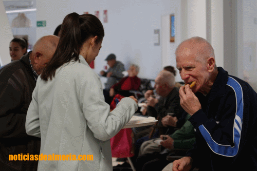 Rosquillas solidarias para endulzar los recuerdos de los mayores en Vera