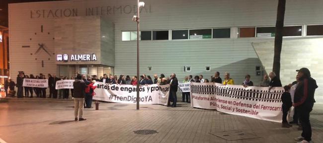 Fracaso de la concentración contra el traslado provisional a Huércal y ausencia del PSOE