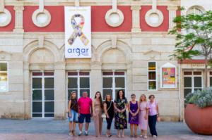 Almería viste de dorado el Teatro Apolo en apoyo a la lucha contra el cáncer infantil