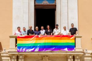 Bandera arcoíris en la plaza de la Constitución para conmemorar el Orgullo