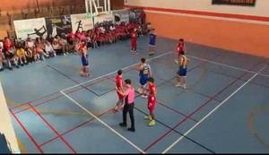 Panel del techo cae sobre jugador durante partido de baloncesto en Sevilla