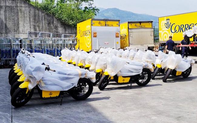 La falta de carteros en Almería deja motos eléctricas de Correos sin usar