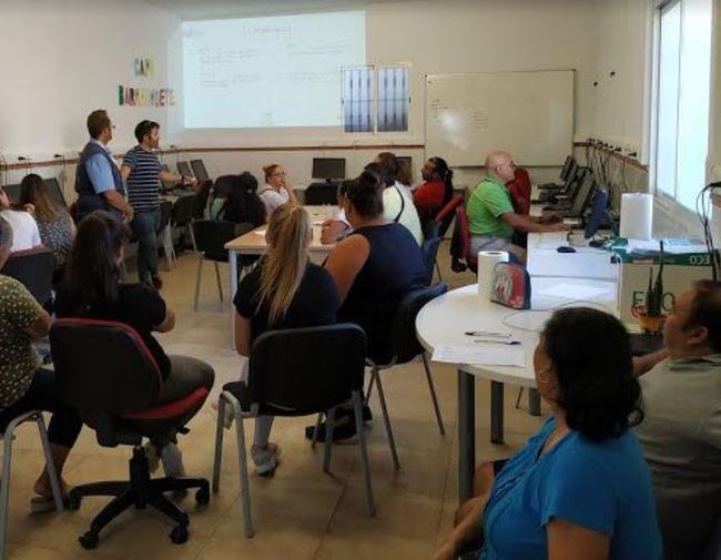 Vecinos de Níjar aprenden a buscar empleo a través de Internet