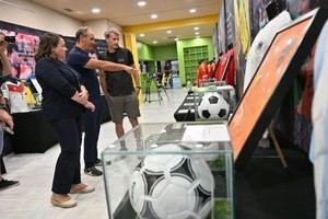 Inauguran la exposición 'Leyendas de los Mundiales' en Almería con 80 objetos históricos del fútbol
