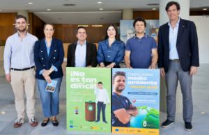 El explorador Nacho Dean conciencia a los jóvenes de Almería sobre el cuidado del litoral