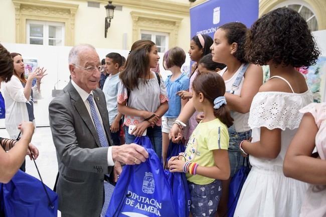 Diputación recibe a los 71 saharauis que disfrutarán en la provincia de unas ‘Vacaciones en Paz’