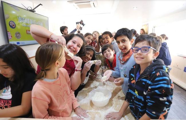 ‘¡Buenos días con pan!’ llega a Almería para transmitir las bondades de este producto