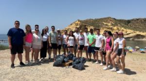Jóvenes de NNGG limpian playas en Pulpí y Águilas