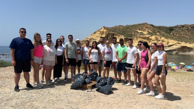 Jóvenes de NNGG limpian playas en Pulpí y Águilas