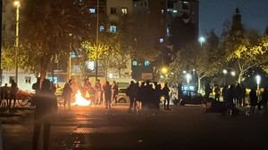 Desalojados en Badalona pasan la noche en la calle con tiendas de campaña y hogueras