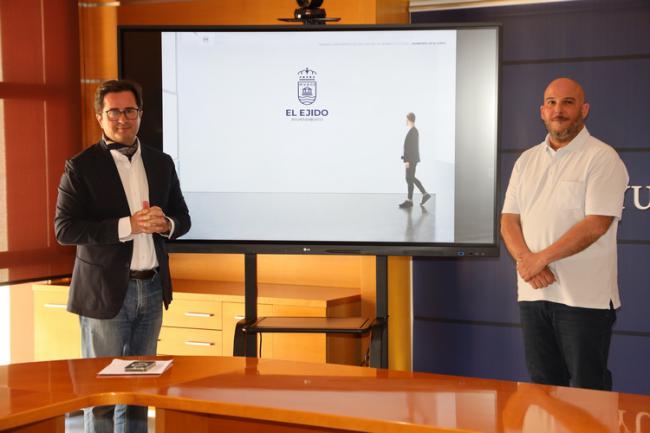 El Ejido presenta un nuevo escudo municipal más moderno y adaptado a lo digital
