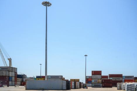 El Puerto de Almería instala torres de alumbrado eficientes energéticamente en el Muelle de Poniente