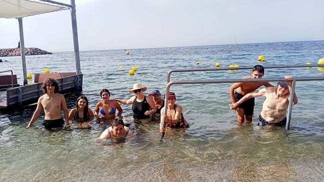 Baños en la playa para mayores de Vícar