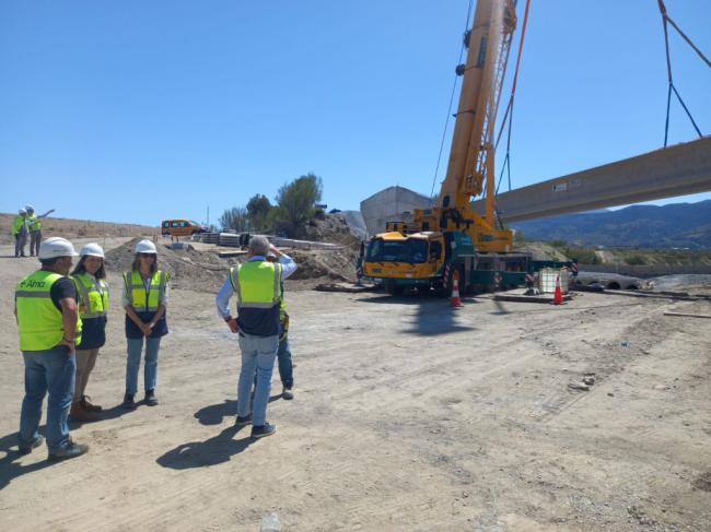 Colocación de las vigas del puente de la carretera de Serón