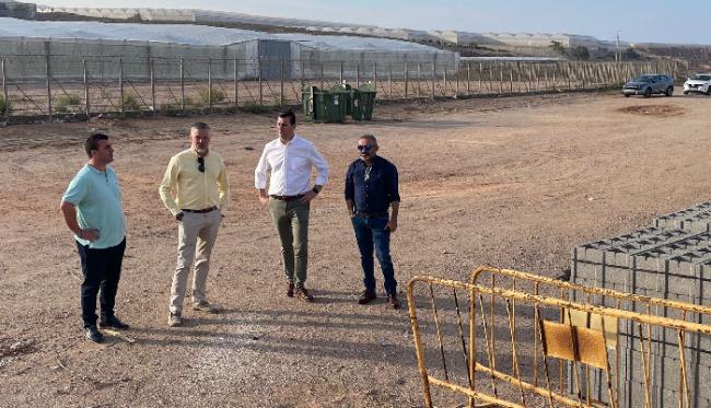 Alcalde de Níjar visita obras en Barranquete