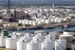 La UE supervisa el mercado del petróleo y se prepara para posibles problemas en el suministro de combustible para aviones