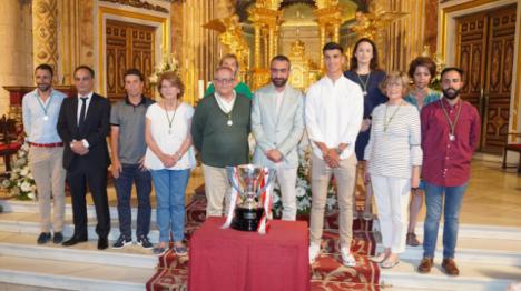 El Almería ofrece a la Virgen del Mar el ascenso y el título de campeón
