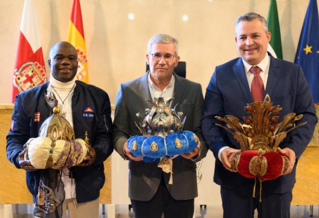 La alcaldesa entrega las coronas a los Emisarios de los Reyes Magos