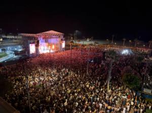 Omar Montes canta sus grandes éxitos en un concierto multitudinario en Playa Serena