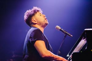 El Auditorio de Roquetas de Mar vibra con el estreno de la gira de Pablo López