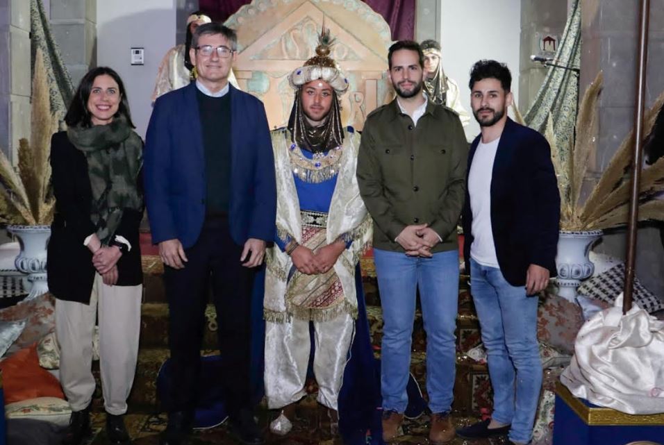 Cientos de niños y niñas acuden a la llegada del Paje Real a Adra