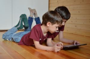 Profesionales de Torrecárdenas activan pautas frente a la adicción a pantallas en menores