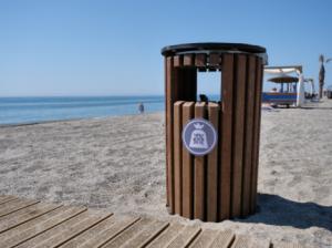 Nuevas papeleras de reciclaje y pasarelas en las playas de Roquetas