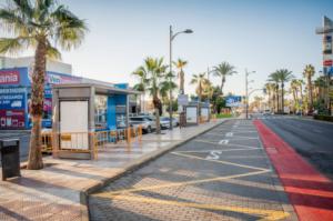 Finaliza la adaptación de 20 paradas de autobús en Roquetas