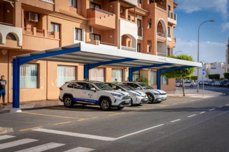 El Ayuntamiento renueva tres marquesinas para taxis en Roquetas