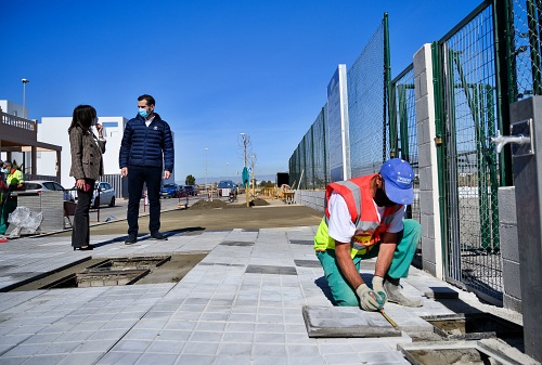 El alcalde visita en Costacabana las obras del sexto parque canino