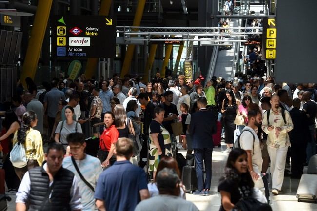 Refuerzan seguridad en Barajas tras caos en control de pasaportes