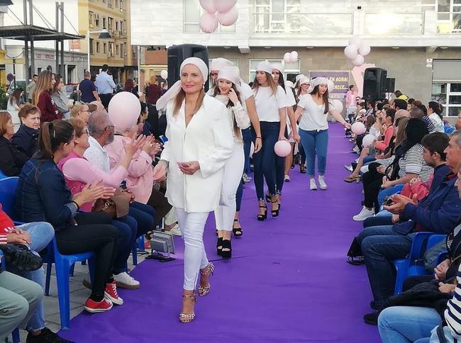 Pasarela de moda en Adra para animar el comercio local