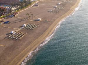 Roquetas de Mar renueva sus accesos a la costa con nuevas pasarelas de madera
