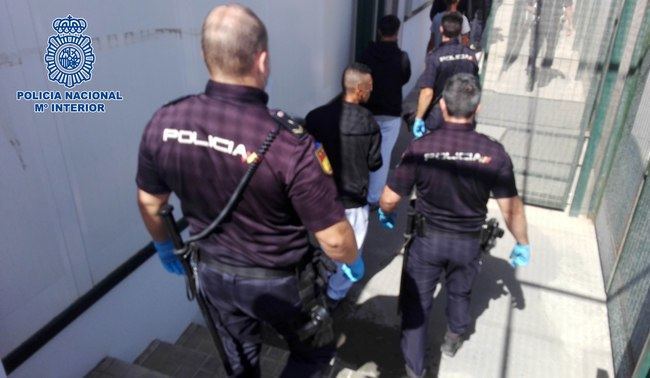 Cobró 750 euros por cada inmigrante que llevó en la patera y se ocultó entre ellos