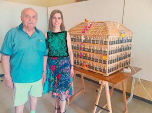 Pedro Checa García expone maquetas de viviendas en madera en el Faro de Roquetas de Mar