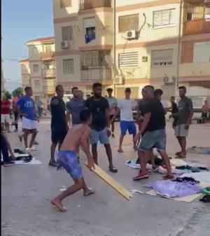 La Policía Nacional detiene a tres personas tras una pelea multitudinaria en El Puche