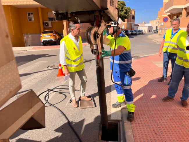 2.450 horas de trabajo. Así se limpian las alcantarillas de Almería antes de las lluvias