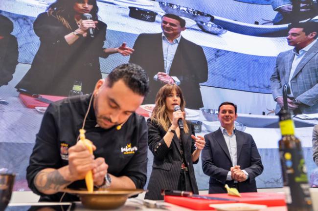 Isabel Jiménez estrena la cocina de ‘Sabores Almería’ en ‘Salón Gourmets 2025’