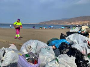 El Ayuntamiento retira 41.000 kilos de basura de las playas tras la noche de San Juan