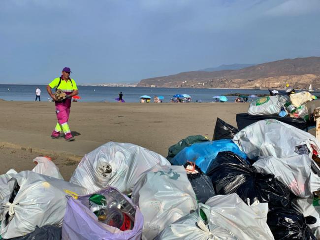 El Ayuntamiento retira 41.000 kilos de basura de las playas tras la noche de San Juan